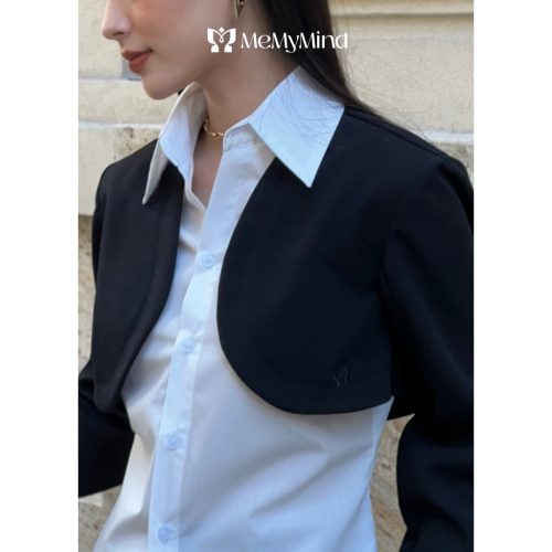 Form Layer Fit Shirt With Black Blazer_SM03_Memymind Brand_เสื้อเชิ้ตเข้ารูปทำให้รูปร่างดูเรียบขึ้นด้วยเอฟเฟกต์หลายชั้น ผสมผสานกับเบลเซอร์แขนสั้นและไหล่บุนวม