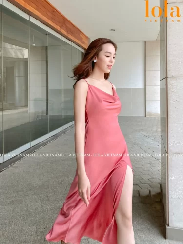 Boat Neck Side Slit Midi Dress_LO76.12_LOLA Brand_เดรสสายเดี่ยวคอปล่อย-อ่อนโยนหรูหรา