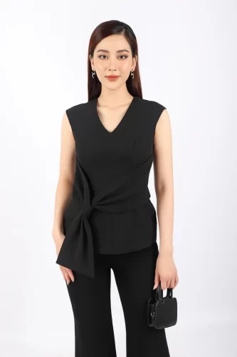 V Neck Slim-Fit Blouse_FAS33523_PANTIO Brand_เสื้อเชิ้ตสไตล์ออฟฟิศผ้าเนื้อหยาบ ทรงคอวี ช่วงตัวจับจีบหลวมๆ ให้สไตล์ซิปหลัง