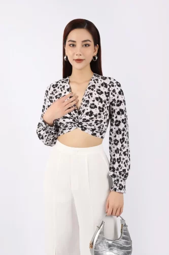 V Neck Silk Croptop Blouse_FAS33603_PANTIO Brand_เสื้อเชิ้ตสไตล์สตรีททำจากผ้าไหม เสื้อครอปคอวี อกตีเกลียว และแขนเสื้อยางยืด