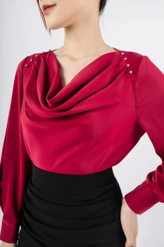 Puff Sleeve Silk Red Blouse_FAS53588_PANTIO Brand_เสื้อเชิ้ตผ้าไหมสไตล์ออฟฟิศคอตรงและแขนพองเล็กน้อย