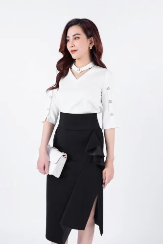 V Neck White Blouse_FAS53619_PANTIO Brand_เสื้อเชิ้ตสไตล์ออฟฟิศผ้าเนื้อหยาบ คอตรงและแขนแยกพร้อมกระดุมตกแต่ง