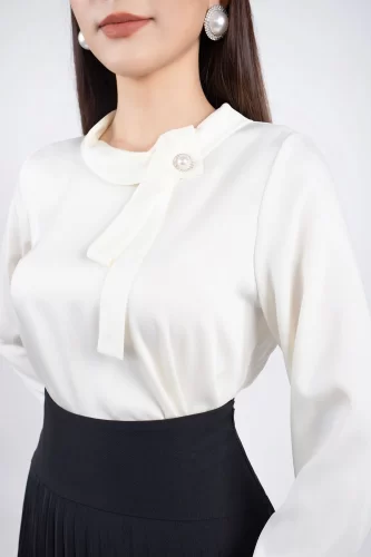 Silk White Long Sleeve Shirt_FAS73390_PANTIO Brand_เสื้อเชิ้ตสไตล์ออฟฟิศผ้าไหมคอกลมเก๋ไก๋และกระดุมมุก