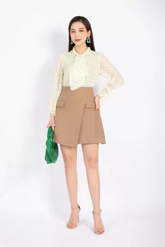 Chiffon Shirt_FAS73405_PANTIO Brand_เสื้อเชิ้ตสไตล์ออฟฟิศผ้าชีฟองย่นคอตรงและตัวเสื้อ 2 ชั้น