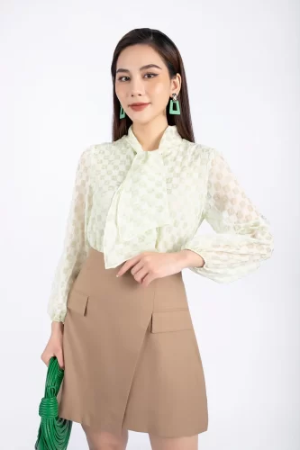 Chiffon Shirt_FAS73405_PANTIO Brand_เสื้อเชิ้ตสไตล์ออฟฟิศผ้าชีฟองย่นคอตรงและตัวเสื้อ 2 ชั้น