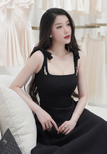 2D Black Beaded Embossed Midi Dress_FL131.16_FLANE Brand_เดรสยาวสีดำ 2 มิติ มีโบว์ที่ไหล่ ประดับด้วยหินและลวดลายจิ้งจอก