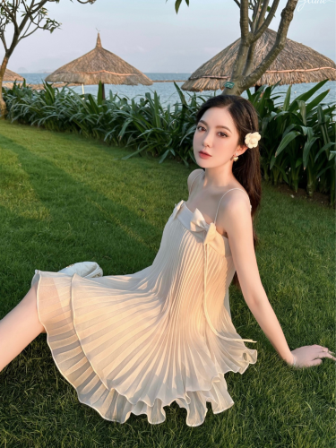 Cream Pleated Sundress With Shouder Bow_FL131.6_FLANE Brand_เดรสจับจีบ2ชั้นสีครีมมีโบว์ไหล่ – เรียบหรูสไตล์เรียบหรู – วัสดุเนื้อนุ่ม