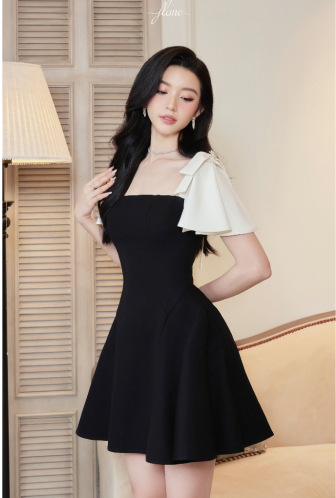 Elastic Flared Mini Dress With Bow Sleeve_FL131.2_FLANE Brand_เดรสสีดำ แขนโบว์ ผสมสีครีม Tuyts ทรงบานสั้น จับจีบมากกว่า ยืดได้