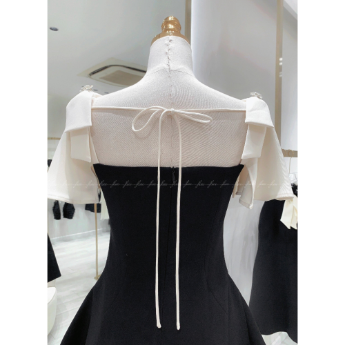 Elastic Flared Mini Dress With Bow Sleeve_FL131.2_FLANE Brand_เดรสสีดำ แขนโบว์ ผสมสีครีม Tuyts ทรงบานสั้น จับจีบมากกว่า ยืดได้