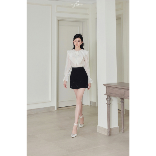 Set_White Long Sleeve+A Line Skirt_FL131.9_FLANE Brand_เสื้อเชิ้ตแขนยาวสีขาวคอปกพับ – กระโปรงทรงเอสั้นประดับหินและโบว์ – ผ้าโอกันซาคุณภาพสูง + ผ้าทาบไม้ไผ่