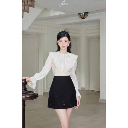 Set_White Long Sleeve+A Line Skirt_FL131.9_FLANE Brand_เสื้อเชิ้ตแขนยาวสีขาวคอปกพับ – กระโปรงทรงเอสั้นประดับหินและโบว์ – ผ้าโอกันซาคุณภาพสูง + ผ้าทาบไม้ไผ่