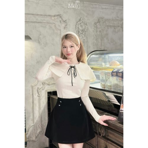 Long Cream Sweater + Black Velvet A-line Skirt_ME31.18_Méli Brand_เสื้อสเวตเตอร์ตัวยาวสีครีมมีสายสะพาย + กระโปรงสั้นผ้ากำมะหยี่สีดำทรงเอมีโบว์