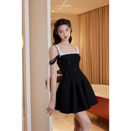 Black Tuytsy Elastic Flared Mini Dress_FL131.15_FLANE Brand_เดรสผ้าต่วนสีดำ อกสั้นบาน และสีขาวประดับหิน – ผ้าต่วนสีดำผสมผ้าฝ้ายสีขาว รูปทรง : บานสั้น ยางยืด มีเบาะ