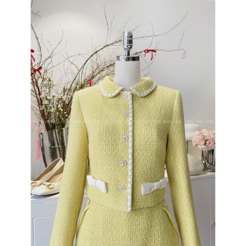 Yellow Tweed Jacket and Skirt Set_ME31.15_Méli Brand_เสื้อแจ็คเก็ตราตรีผ้าทวีตสีเหลือง โบว์สีครีม – ชุดราตรีผ้าทวีตสีเหลืองจับจีบ – ดีไซน์ Méli