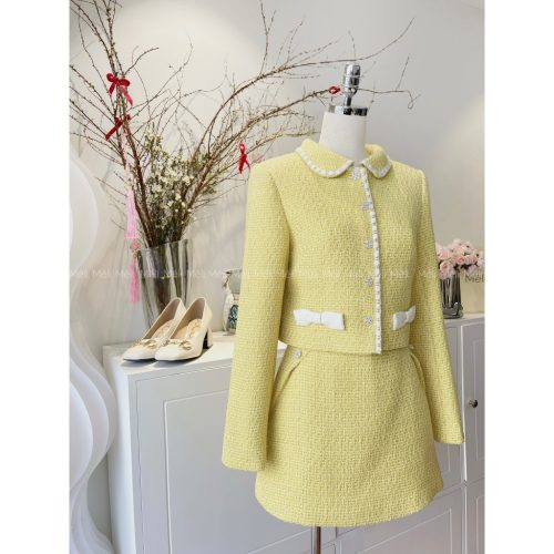 Yellow Tweed Jacket and Skirt Set_ME31.15_Méli Brand_เสื้อแจ็คเก็ตราตรีผ้าทวีตสีเหลือง โบว์สีครีม – ชุดราตรีผ้าทวีตสีเหลืองจับจีบ – ดีไซน์ Méli