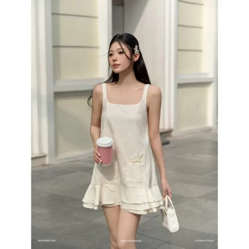 Camisol Short Strapless Dress_CO51.45_Colin Brand_ชุดเดรสสั้นสาย 2 สำหรับผู้หญิง กระเป๋าลายดอกไม้และระบายเป็นชั้น