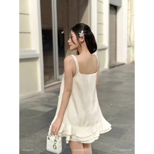 Camisol Short Strapless Dress_CO51.45_Colin Brand_ชุดเดรสสั้นสาย 2 สำหรับผู้หญิง กระเป๋าลายดอกไม้และระบายเป็นชั้น